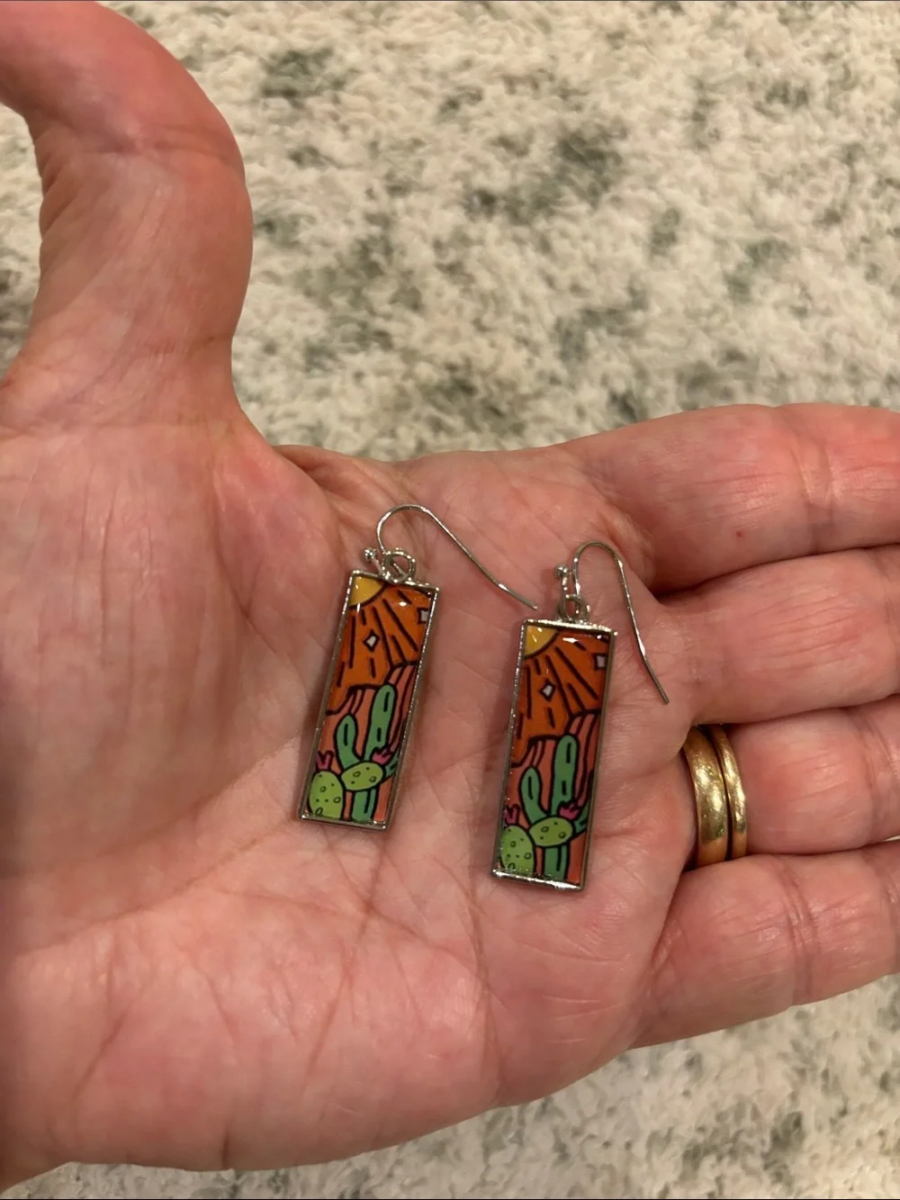Southwest Santa Fe Styled Desert Cactus Pierced Resin Earrings NWT 1.50”